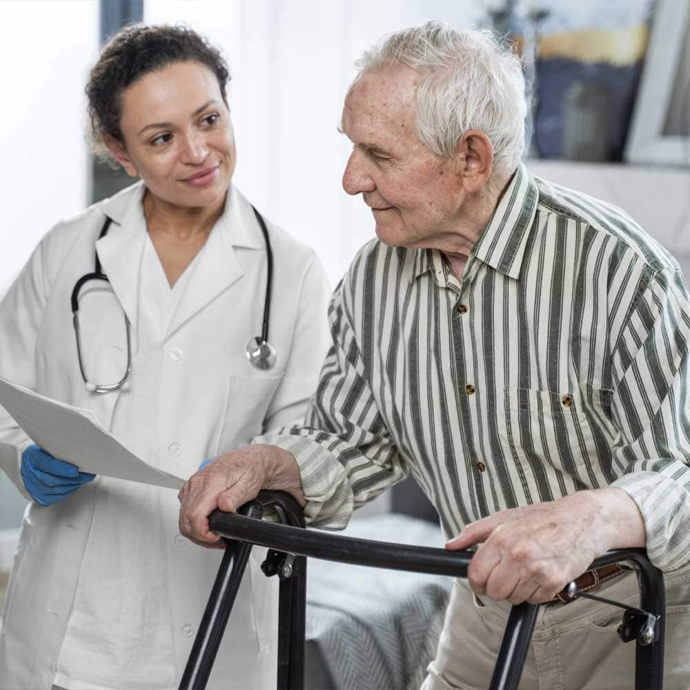 Un homme senior discute avec une femme médecin au sujet de son dossier MDPH après 60 ans