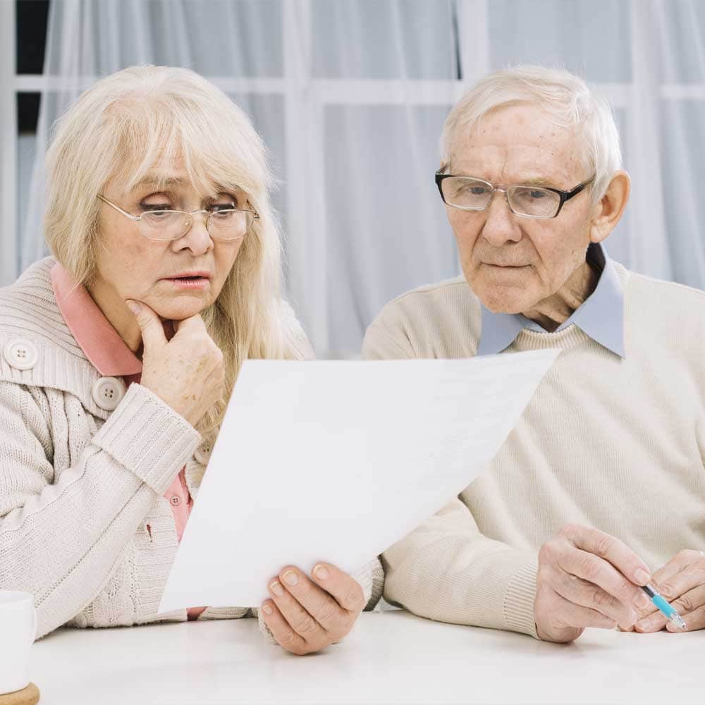 Un couple de seniors fait face à des inconvénients pour remplir le dossier APA de leur proche âgé