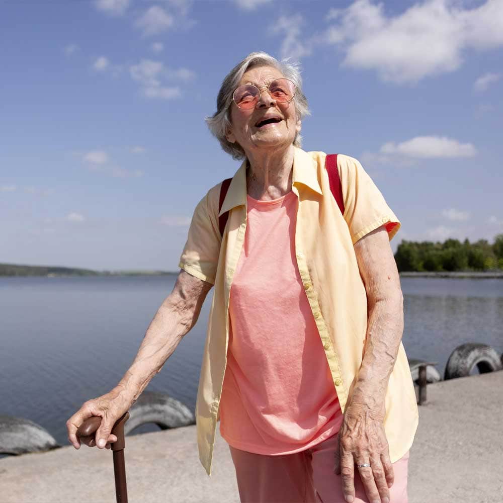 Une femme senior qui effectue le nombre de pas par jour conseillé pour son âge