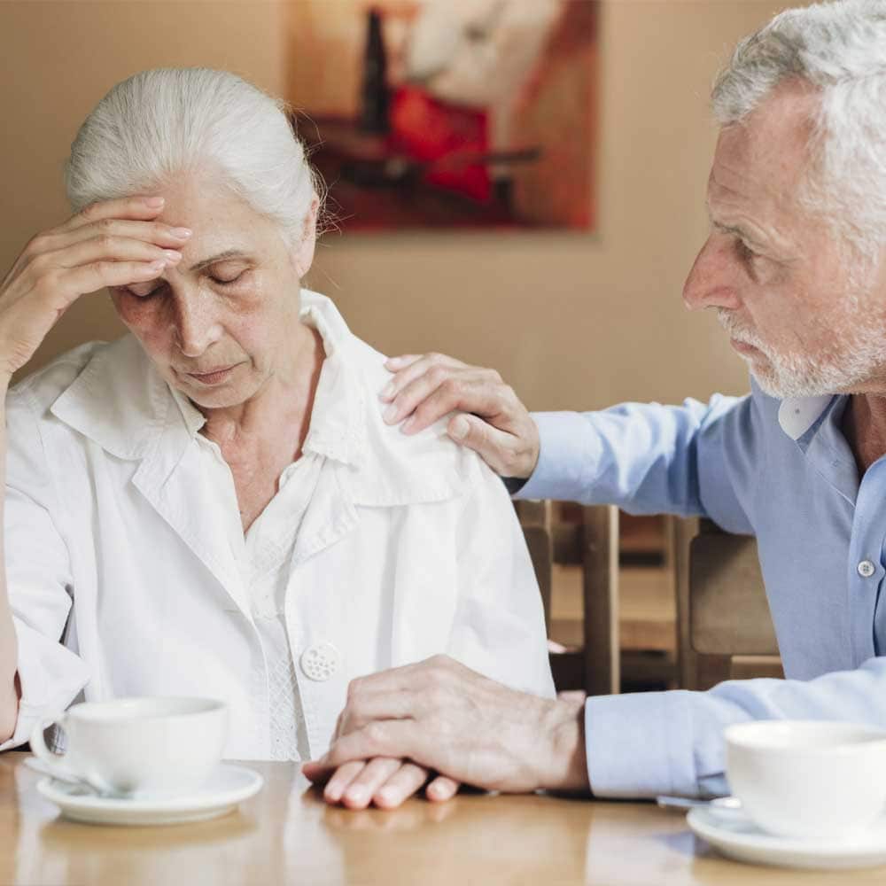 Une femme senior qui subit les effets secondaires de la morphine