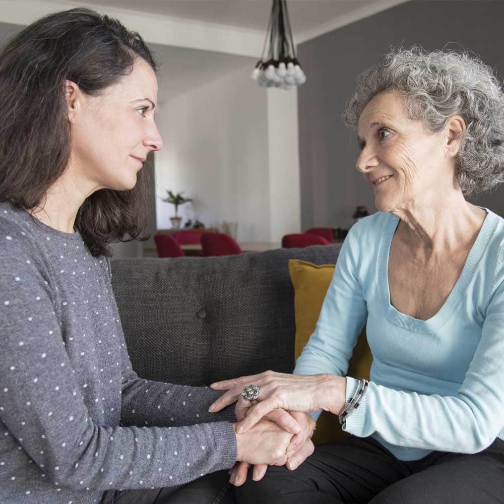 Une femme et sa maman discute sur la différence entre tutelle et curatelle