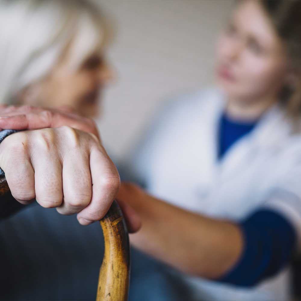 Une dame âgée à qui on explique la différence entre tutelle et habilitation familiale