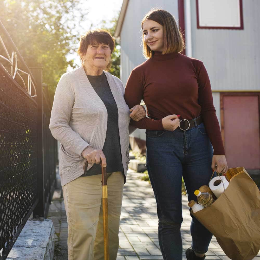 Une dame senior a choisi une solution d'assistance d'accompagnement afin d'éviter l'isolement