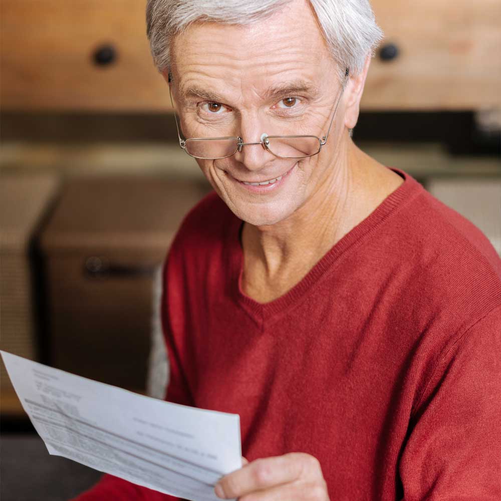 Un homme apprend comment déclarer son viager aux impôts