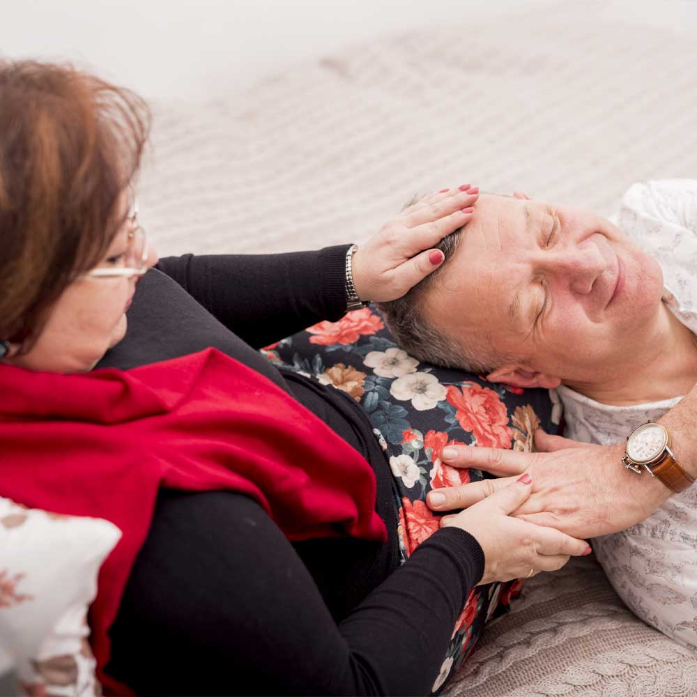 Un couple de seniors procède à une séance d'hypnose